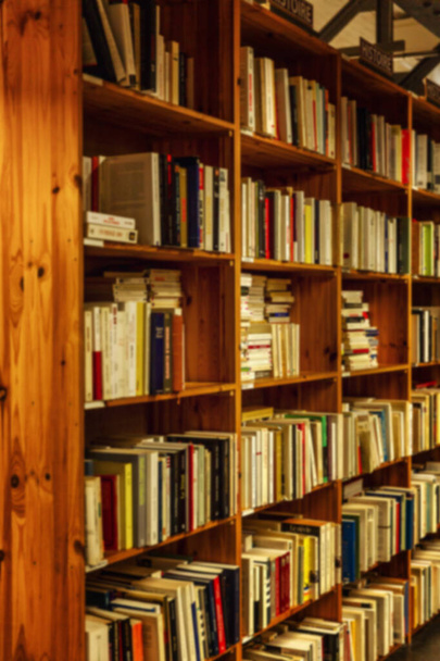 Étagères avec livres dans une librairie. Éducation et développement. Flou
. - Photo, image