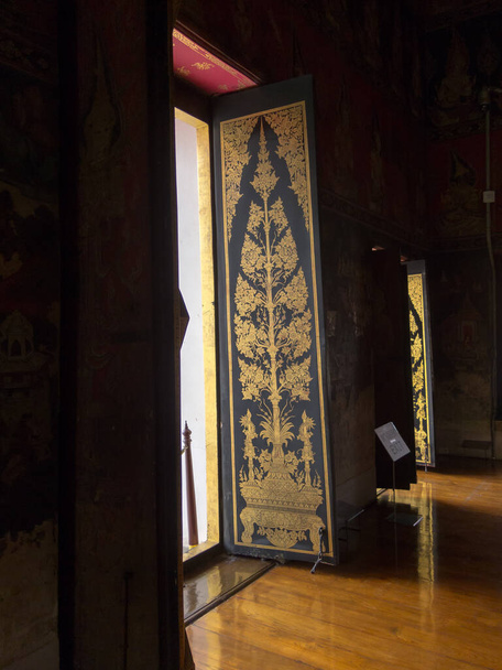 National Museum BANGKOK,THAILAND-10 AUGUST 2018: Phuttisawat Throne Hall Wooden Door, painted with gold pattern, 10 AUGUST 2018, in Thailand - Fotoğraf, Görsel