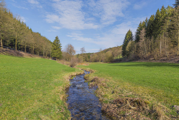 Schmalenberg -青い空と草原の小さな小川への眺め/ドイツ - 写真・画像