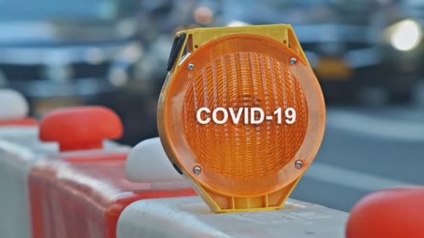 COVID-19 επιδημία λοίμωξη παγκόσμια πανδημία coronavirus Πορτοκαλί βαρέλια εμπόδιο κυκλοφορίας να παρακάμψει την κυκλοφορία γύρω από την κατασκευαστική ζώνη ρηχό βάθος - Πλάνα, βίντεο