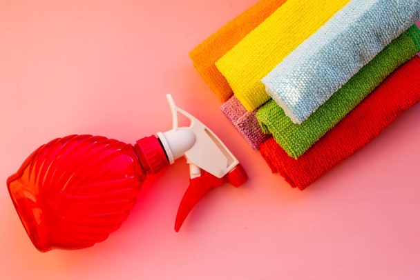 cleaning equipment isolated on a pink background,purple rubber gloves, scleaning cloths.the concept of cleaning, top view.Cleaning service concept. Regular clean up.Ready for spring - Foto, Imagem