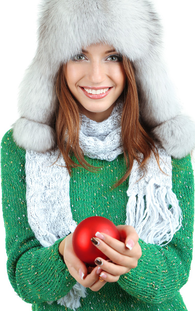 Улыбающаяся девушка с рождественским мячом на белом
 - Фото, изображение