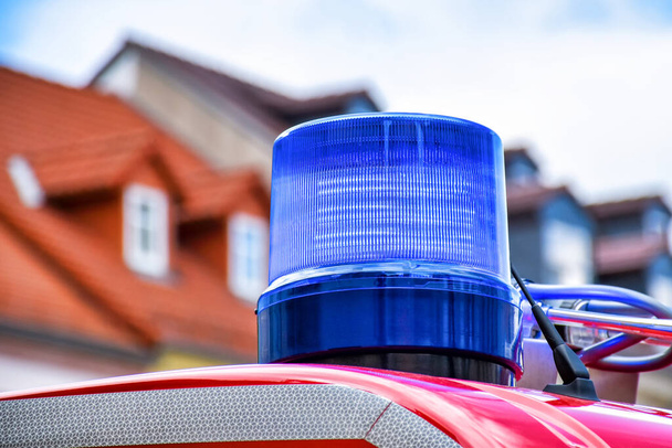 Detailní pohled na modrý rotační maják na střeše červeného hasičského vozu - Fotografie, Obrázek