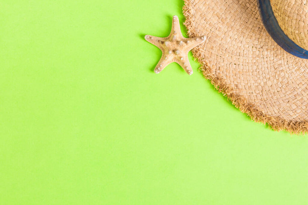 желтая соломенная шляпа с видом сверху на море и пространством для копирования. летняя концепция на зеленом фоне
. - Фото, изображение
