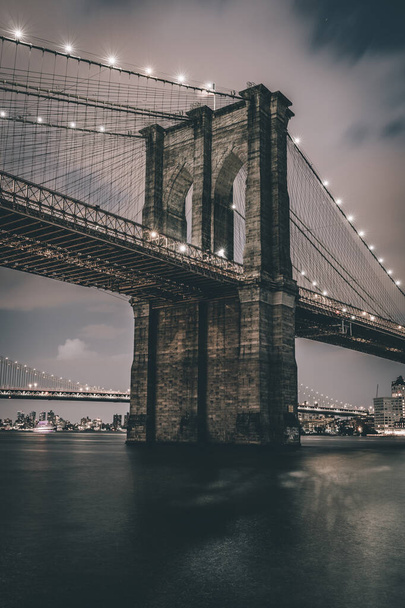 Vista panorámica del horizonte nocturno de Manhattan con Brooklyn Bridge y Manhattan Bridge en Manhattan, Nueva York, Estados Unidos
 - Foto, imagen