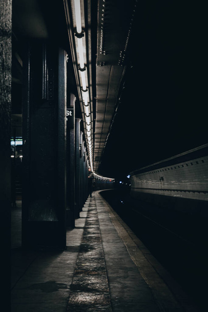 New York metróállomás hosszú alagút és metró autó Manhattan, New York City, USA - Fotó, kép