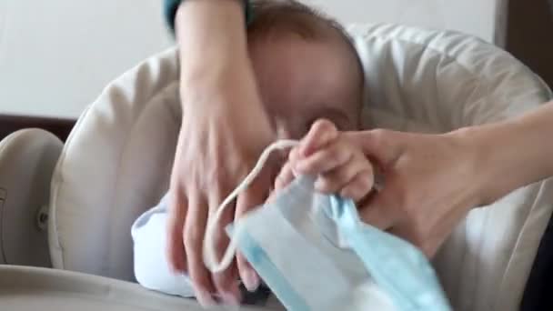 The child does not want to wear a medical mask. Crying. - Footage, Video
