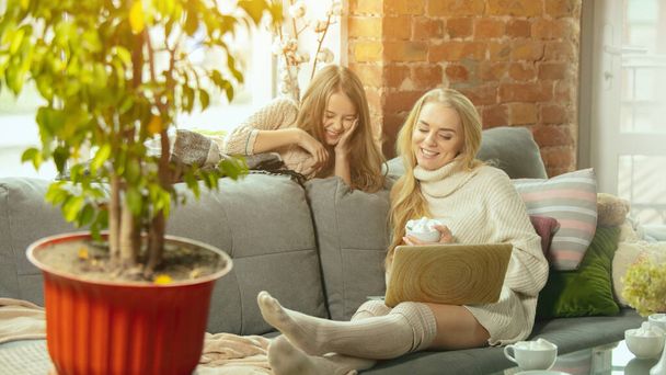 Happy loving family, mother and daughter spending time together at home - Foto, Bild
