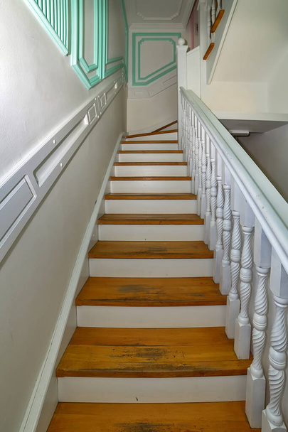 Классическая винтажная лестница в современном доме. Деревянные лестницы в современном доме
 - Фото, изображение