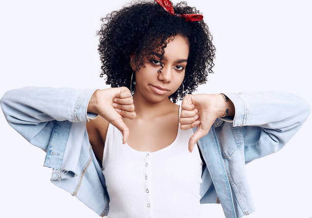 Érzéki portré csillogás elegáns fekete hippi tizenéves lány modell göndör haj elszigetelt fehér stúdió háttér - Fotó, kép