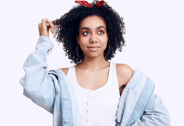 Smyslný portrét půvabné elegantní černošky hippie dospívající dívka model s kudrnaté vlasy izolované na bílém pozadí studia - Fotografie, Obrázek