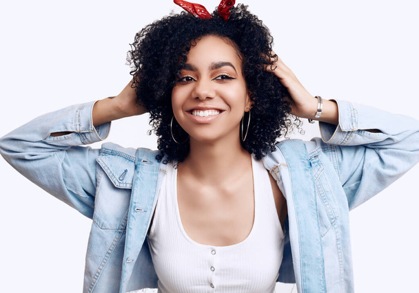 Smyslný portrét půvabné elegantní černošky hippie dospívající dívka model s kudrnaté vlasy izolované na bílém pozadí studia - Fotografie, Obrázek