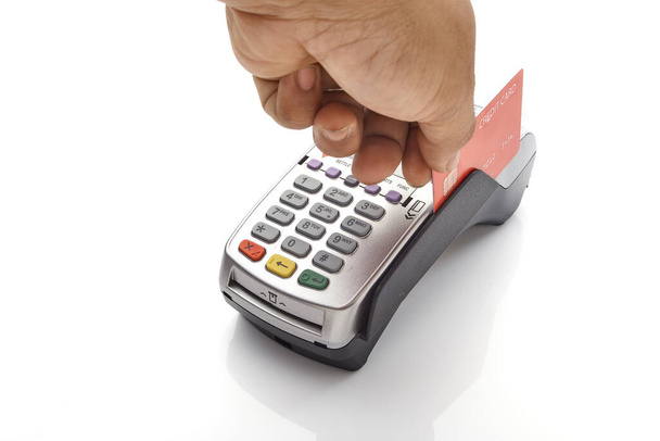 Beyaz arka planda izole edilmiş kredi kartı ödemelerini işlemek için kablosuz modern banka ödeme terminalinin erkek el ele tutuşmasını kapat - Fotoğraf, Görsel