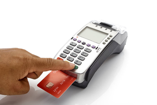 Close-up de Male segurando em mãos terminal de pagamento bancário moderno sem fio para processar adquirir pagamentos com cartão de crédito isolado em fundo branco
 - Foto, Imagem