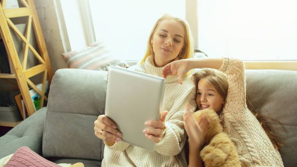 Щаслива любляча сім'я, мати і дочка проводять час разом вдома
 - Фото, зображення