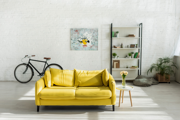 sofá, bicicleta y estante en la sala de estar moderna
  - Foto, imagen