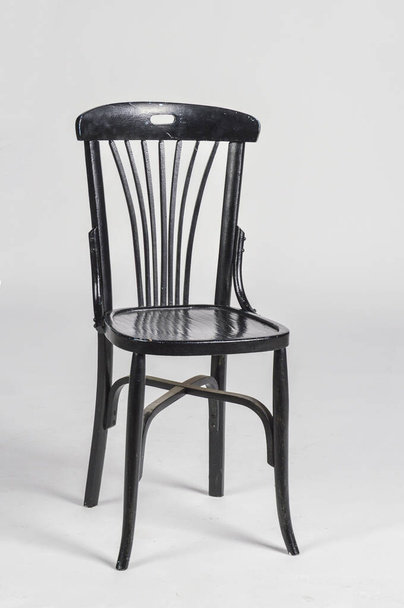 Cadeira de madeira preta isolada no fundo branco
 - Foto, Imagem