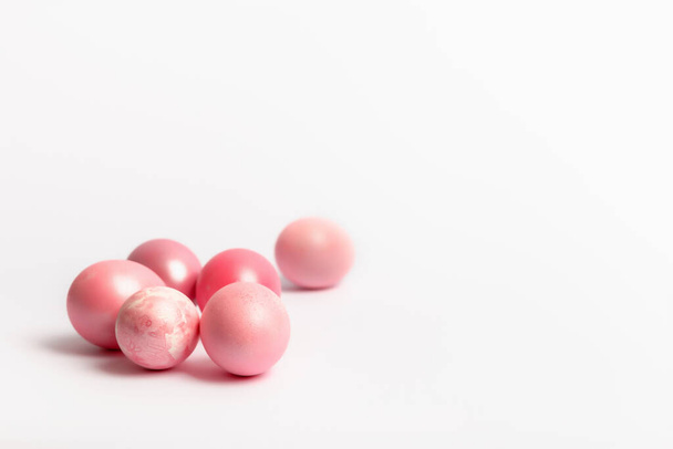Ροζ χρωματιστά αυγά σε λευκό φόντο. - Φωτογραφία, εικόνα