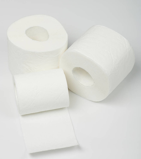Tři role toaletního papíru izolované na bílém pozadí studia - Fotografie, Obrázek