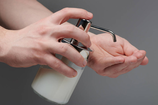 Lavarsi le mani con sapone liquido isolato da vicino
 - Foto, immagini