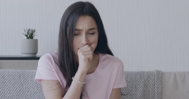 Młoda chora kobieta kaszle w domu - Materiał filmowy, wideo