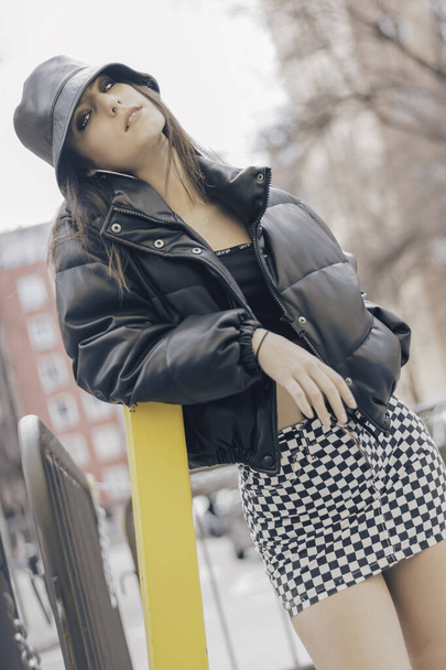 portrait de la fille brune moderne dans la rue comme style de vie de quartier
 - Photo, image
