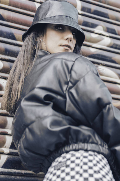 portrét moderní brunetky dívka na ulici jako životní styl okolí - Fotografie, Obrázek