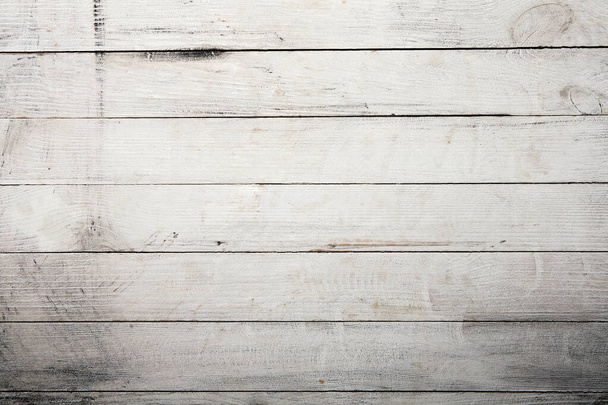 Vintage witte houten achtergrond textuur met knopen en nagelgaten. Oude beschilderde houten muur. Bruine abstracte achtergrond. Vintage houten lichte horizontale planken. Vooraanzicht met kopieerruimte. Achtergrond voor het ontwerp. - Foto, afbeelding
