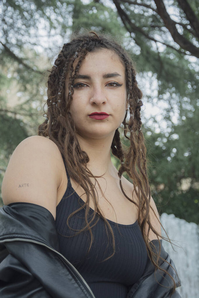Portret meisje in madrid stad met jas zwart - Foto, afbeelding