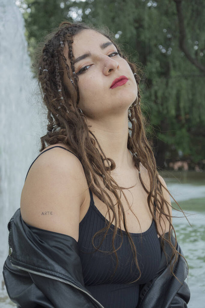 Portrét dívka v Madrid City s černou bundou - Fotografie, Obrázek