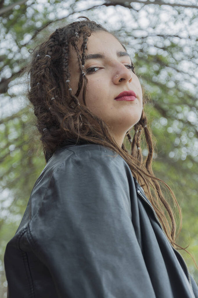 Retrato chica en madrid ciudad con chaqueta negro
 - Foto, imagen