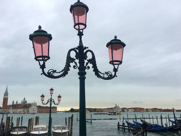 Уличная лампа на фоне Венецианской лагуны. Путешествие в интересные места Италии
. - Фото, изображение