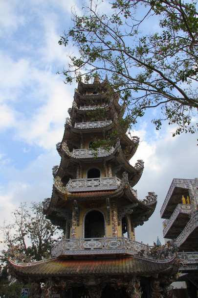 De belangrijkste toren van de fles tempel van de Lin Phuok Boeddhist Pagoda in Dalat, Vietnam - Foto, afbeelding