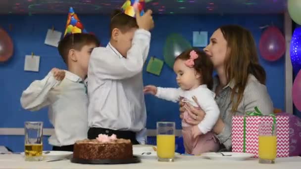 Due fratelli desiderano mamma buon compleanno e bacio sulla guancia
 - Filmati, video