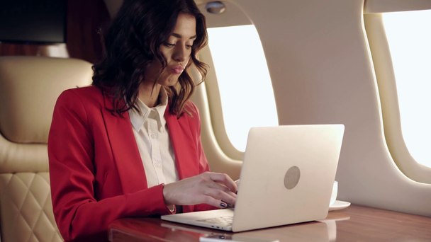 концентрована бізнес-леді, що друкує ноутбук під час подорожі літаком
 - Кадри, відео