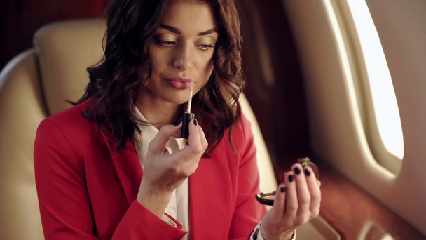 houkutteleva liikenainen soveltamalla huuli balsamia matkustaessaan lentokoneella
 - Materiaali, video