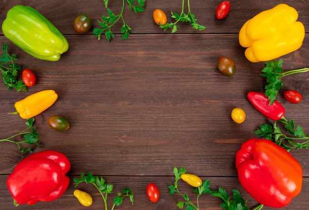 Légumes crus frais pour une cuisine saine sur fond bois rustique, vue de dessus, espace de copie. Concept alimentaire végétarien, composition horizontale
 - Photo, image