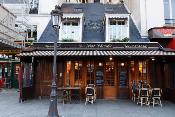 Paris, France- March 12, 2020 : Located in the 5th arrondissement, traditional French restaurant Le Petit Chatelet located near Notre Dame cathedral in Paris. - Фото, зображення