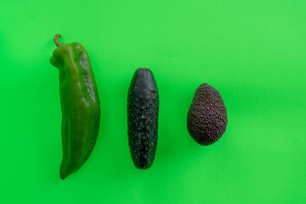 Свежие зеленые овощи и фрукты на зеленом фоне в концепции диеты
 - Фото, изображение