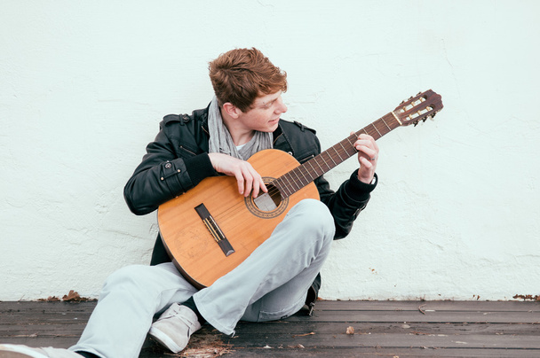 Playing acoustic guitar - Foto, Bild