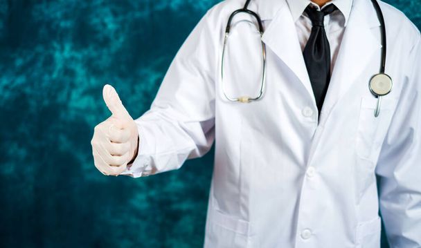 Doctor mostrando los pulgares hacia arriba gesto de cerca
 - Foto, Imagen