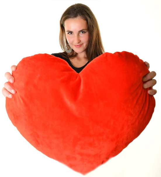Jovem com travesseiro vermelho em forma de coração
 - Foto, Imagem