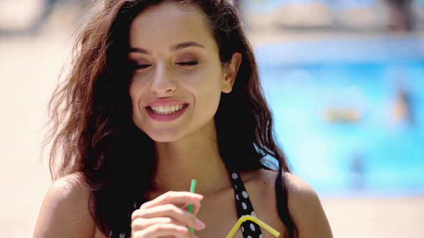 szczęśliwy brunetka piękne dziewczyna w strój kąpielowy picie koktajl  - Materiał filmowy, wideo