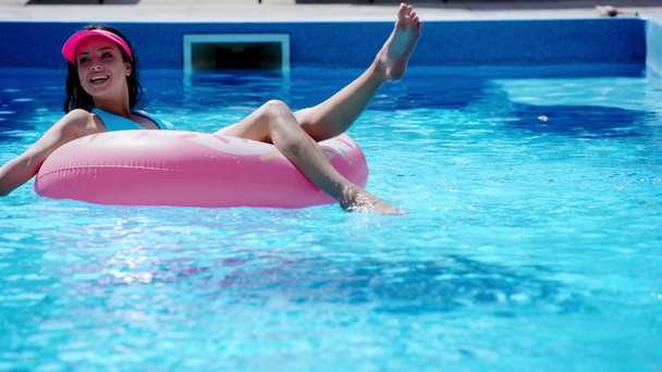 felice ragazza in nuoto sul nuoto anello in piscina in estate
 - Filmati, video