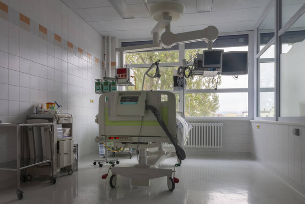  Изоляционная коробка в отделении интенсивной терапии в больнице, кровать с мониторами, место, где могут лечиться пациенты с пневмонией, вызванной коронавирусом ковида 19
. - Фото, изображение