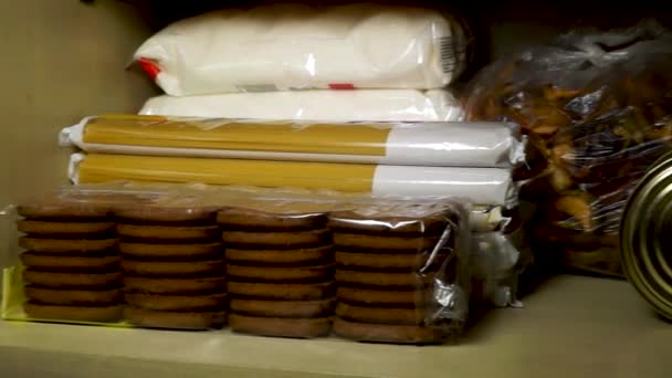 Stocks de céréales, sucre, pâtes et conserves sur étagère de garde-manger
 - Séquence, vidéo