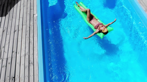 sexy ragazza riposo su piscina galleggiante in piscina in estate
 - Filmati, video