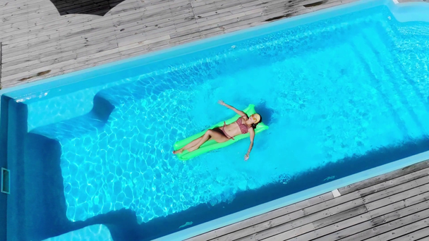 セクシーな女の子リラックスしてプールに浮かぶ夏のプールで - 映像、動画