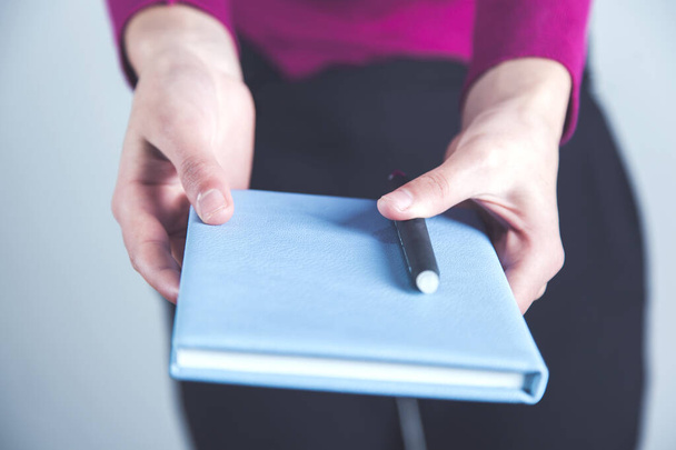 woman hand holding pen with notepad - Fotografie, Obrázek