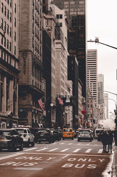 Manhattanin New York Cityn kadut. Suurkaupungin elämää New Yorkin osavaltiossa. Manhattanin kadut ovat täynnä ihmisiä ja keltainen taksi. Kiireisiä katuja. Pilvenpiirtäjärakennukset. Historialliset rakennukset
. - Valokuva, kuva